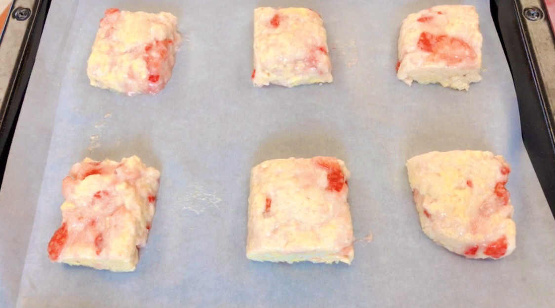 10分钟就能做好的草莓酸奶司康！