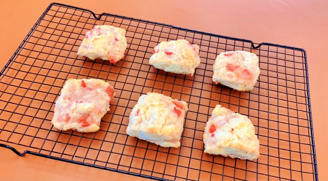 10分钟就能做好的草莓酸奶司康！