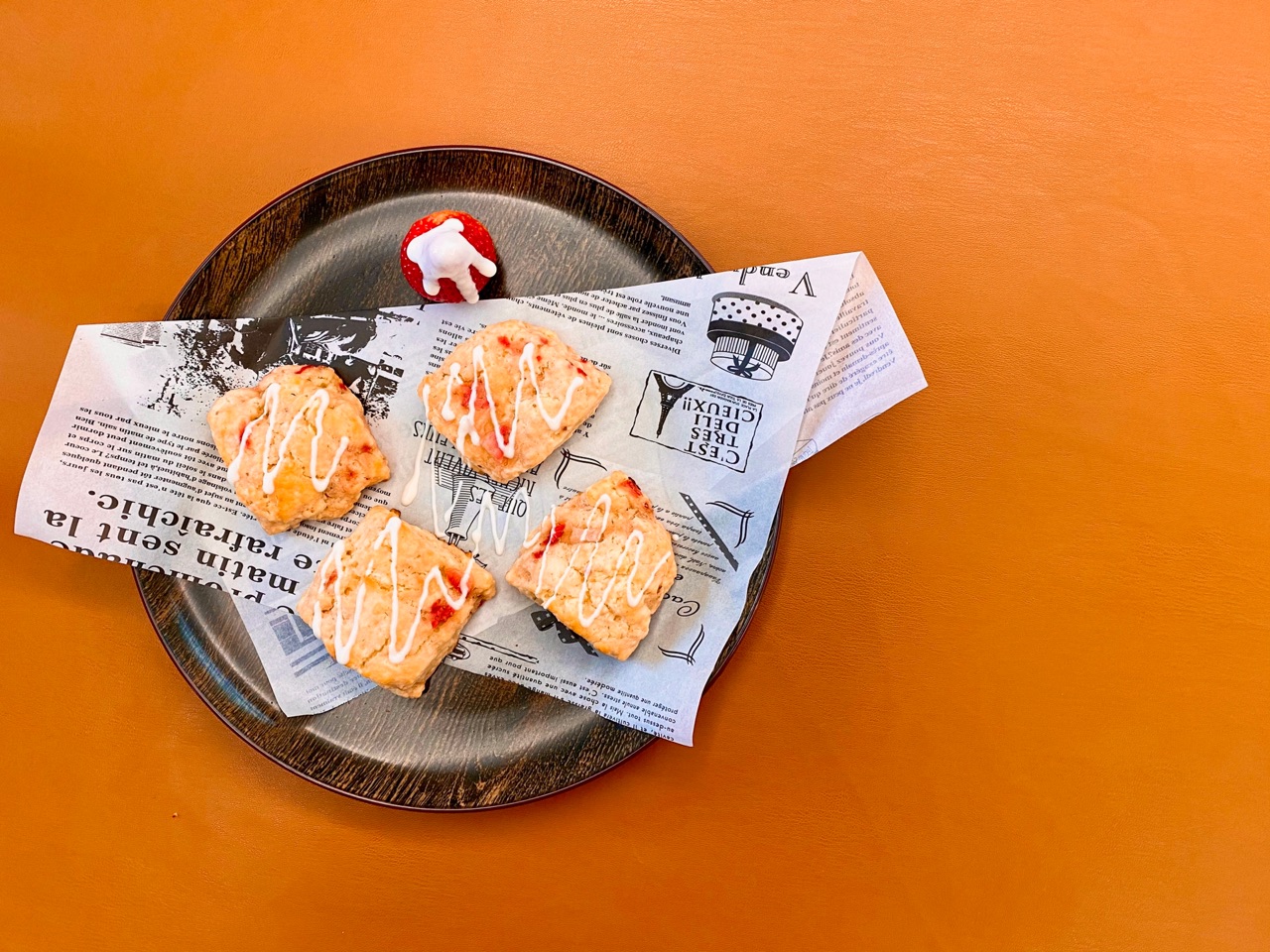 10分钟就能做好的草莓酸奶司康！