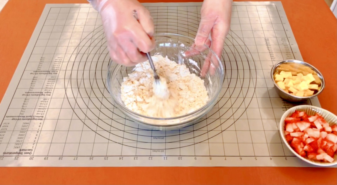 10分钟就能做好的草莓酸奶司康！