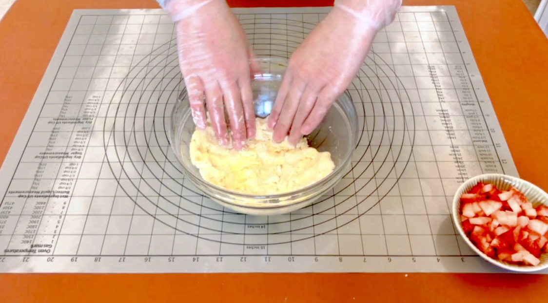 10分钟就能做好的草莓酸奶司康！