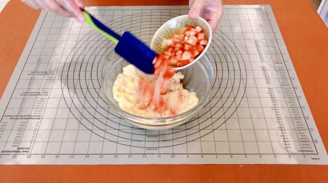 10分钟就能做好的草莓酸奶司康！