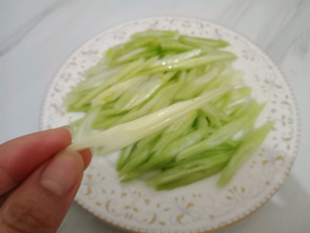 一路勤财之白灼芹菜