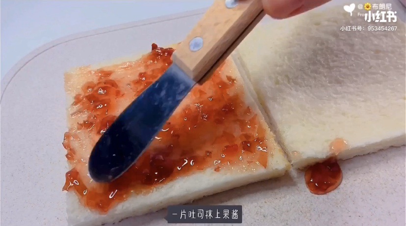 5分钟就做好的草莓西多士,快手早餐