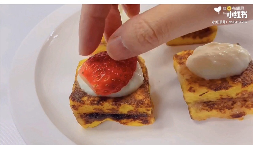 5分钟就做好的草莓西多士,快手早餐