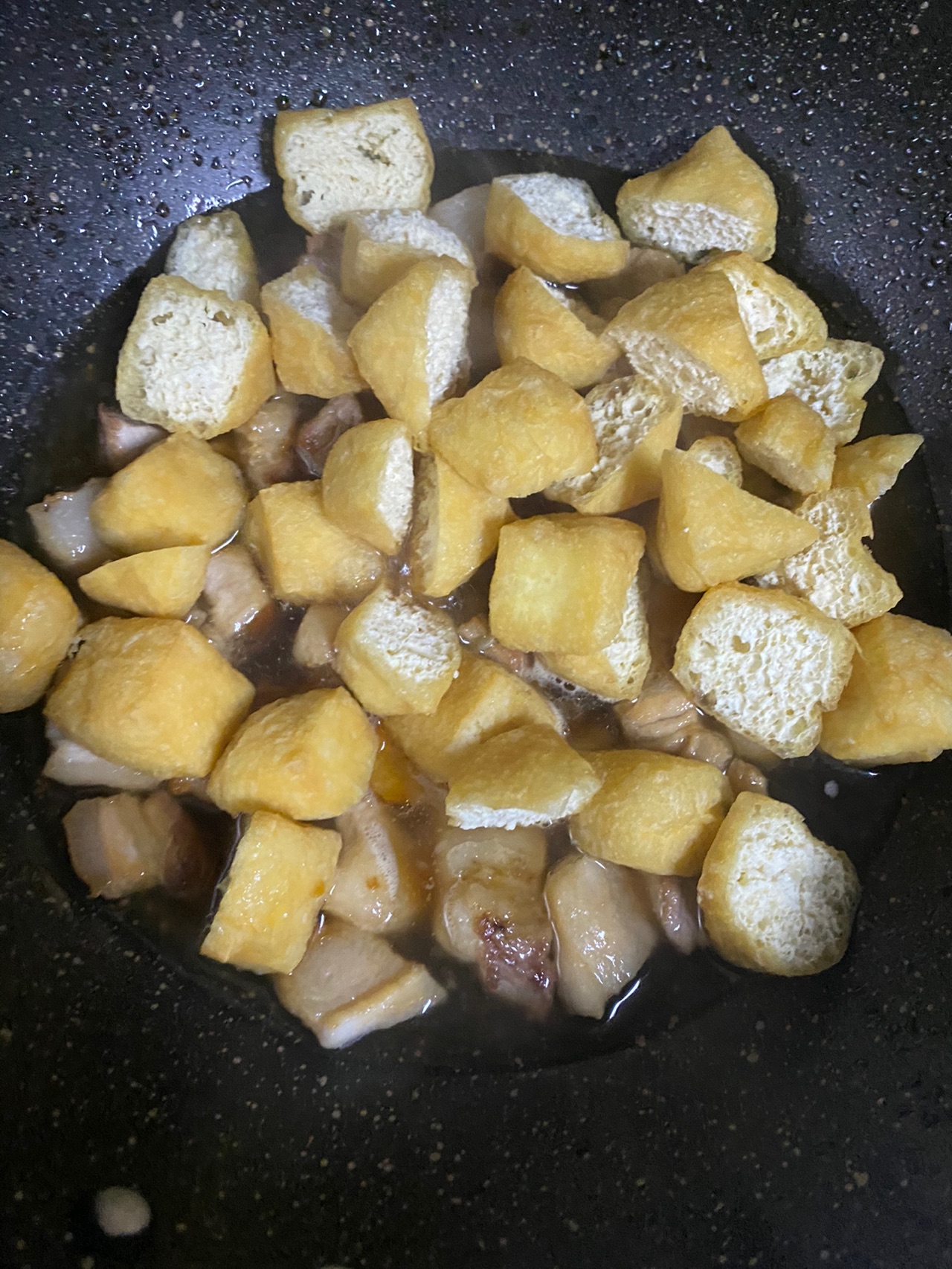 五花肉焖油豆腐