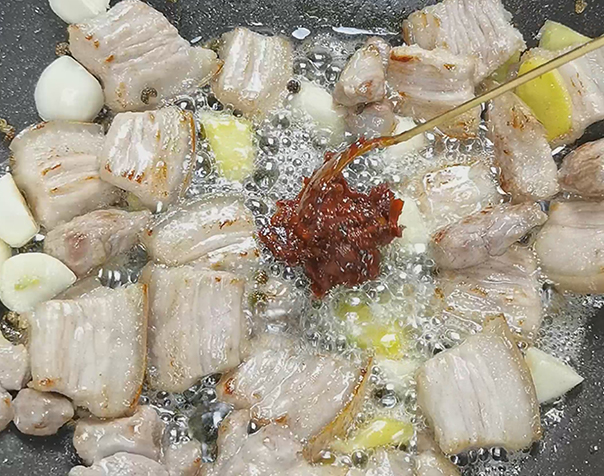 五花肉烧红萝卜