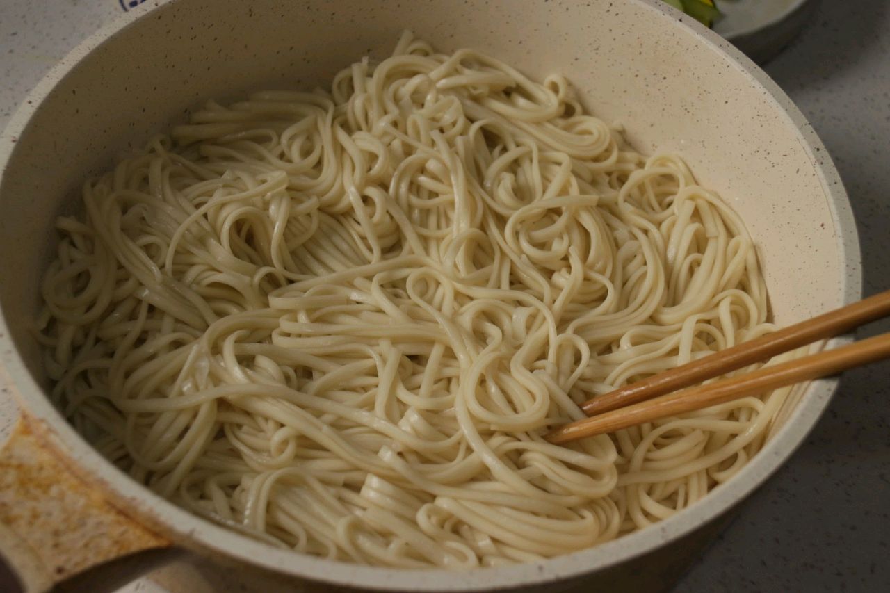 鹌鹑蛋煎葱油拌面早餐组合