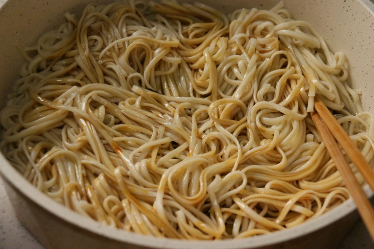 鹌鹑蛋煎葱油拌面早餐组合