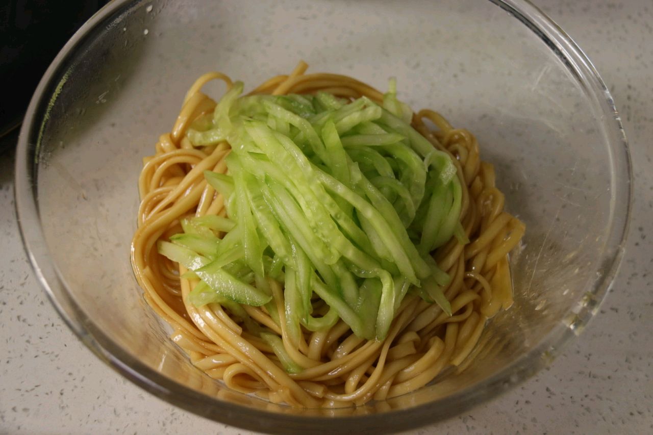 鹌鹑蛋煎葱油拌面早餐组合