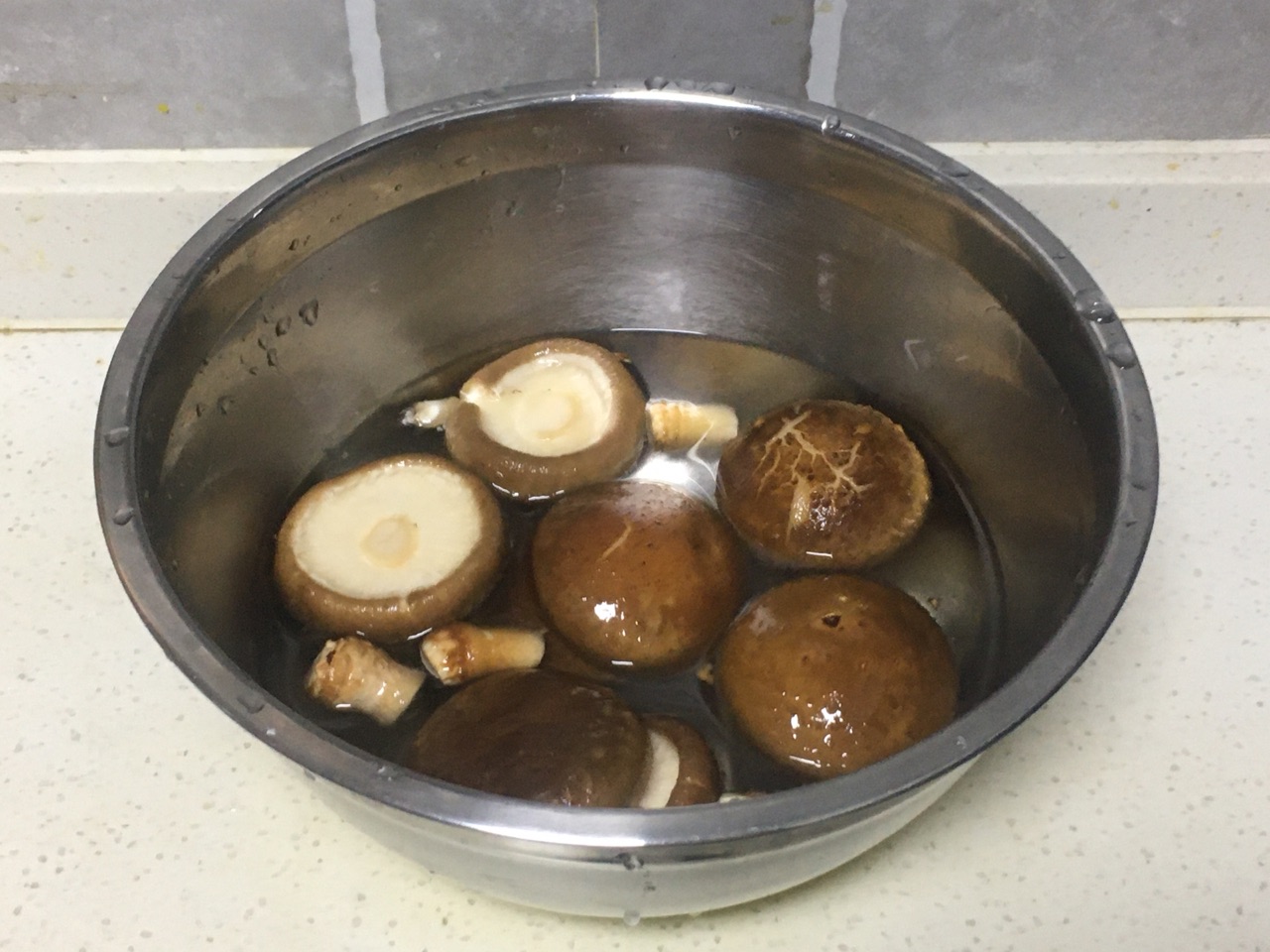 鹌鹑蛋香菇盏