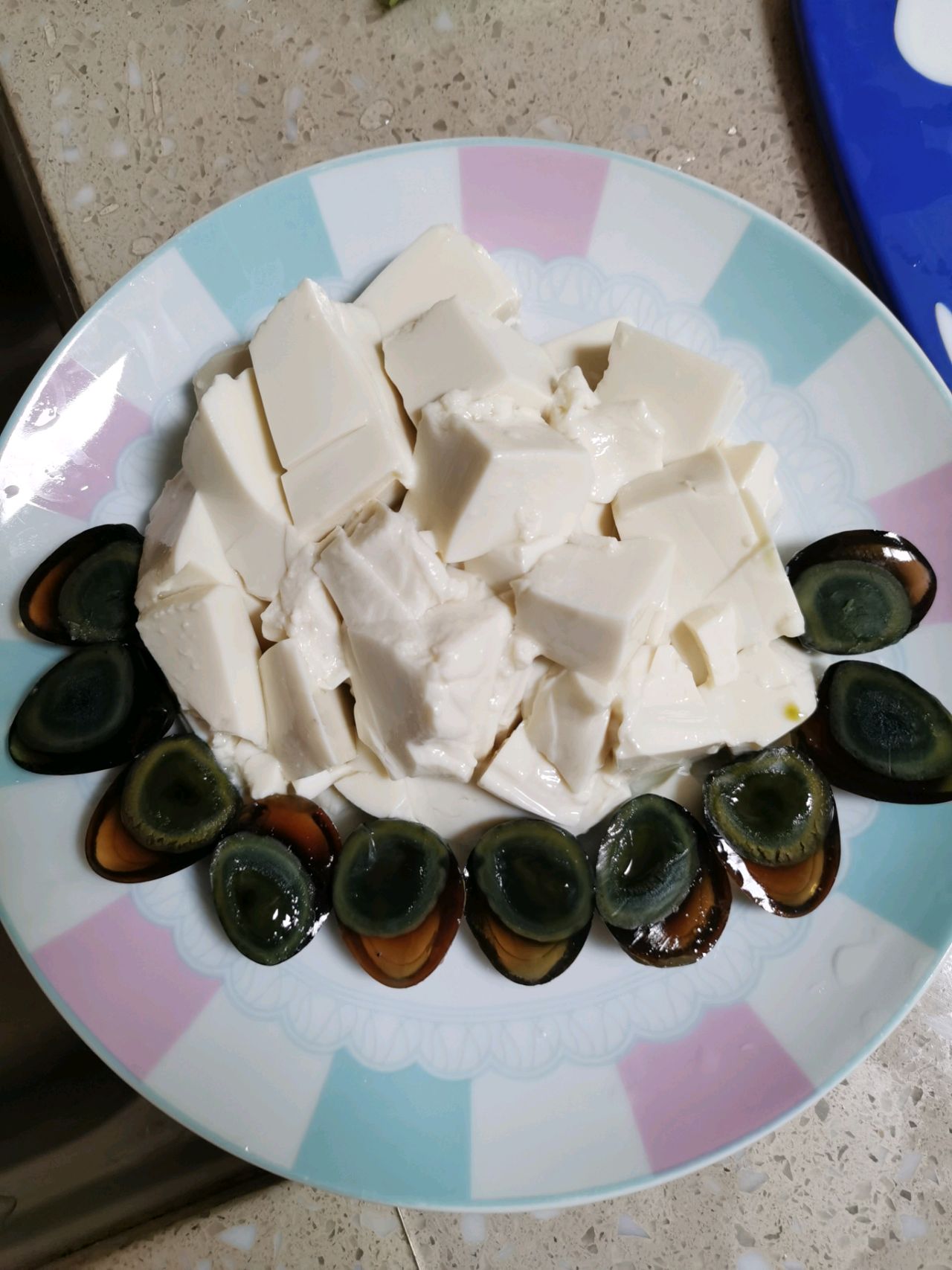 鹌鹑皮蛋拌豆腐