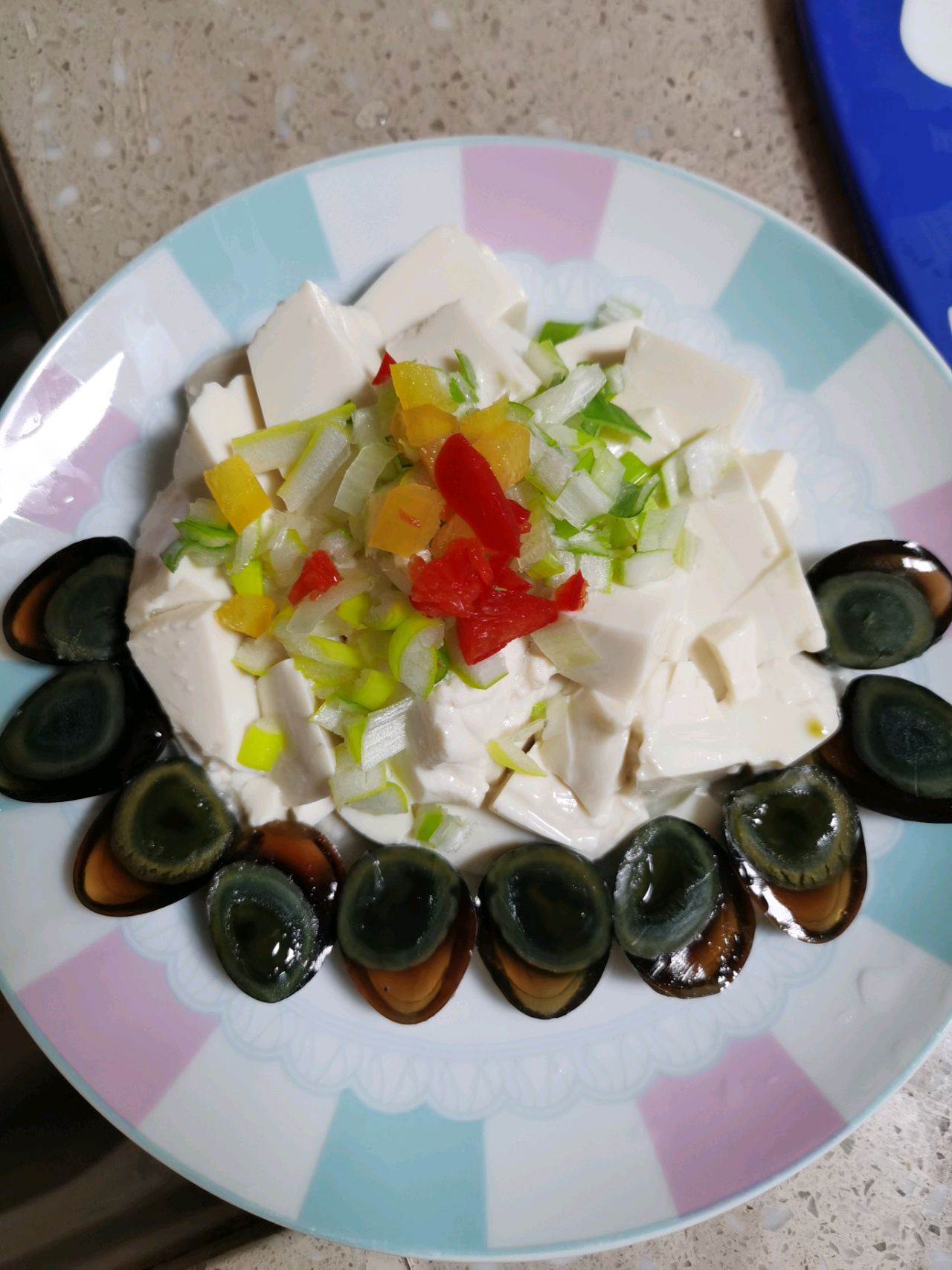 鹌鹑皮蛋拌豆腐