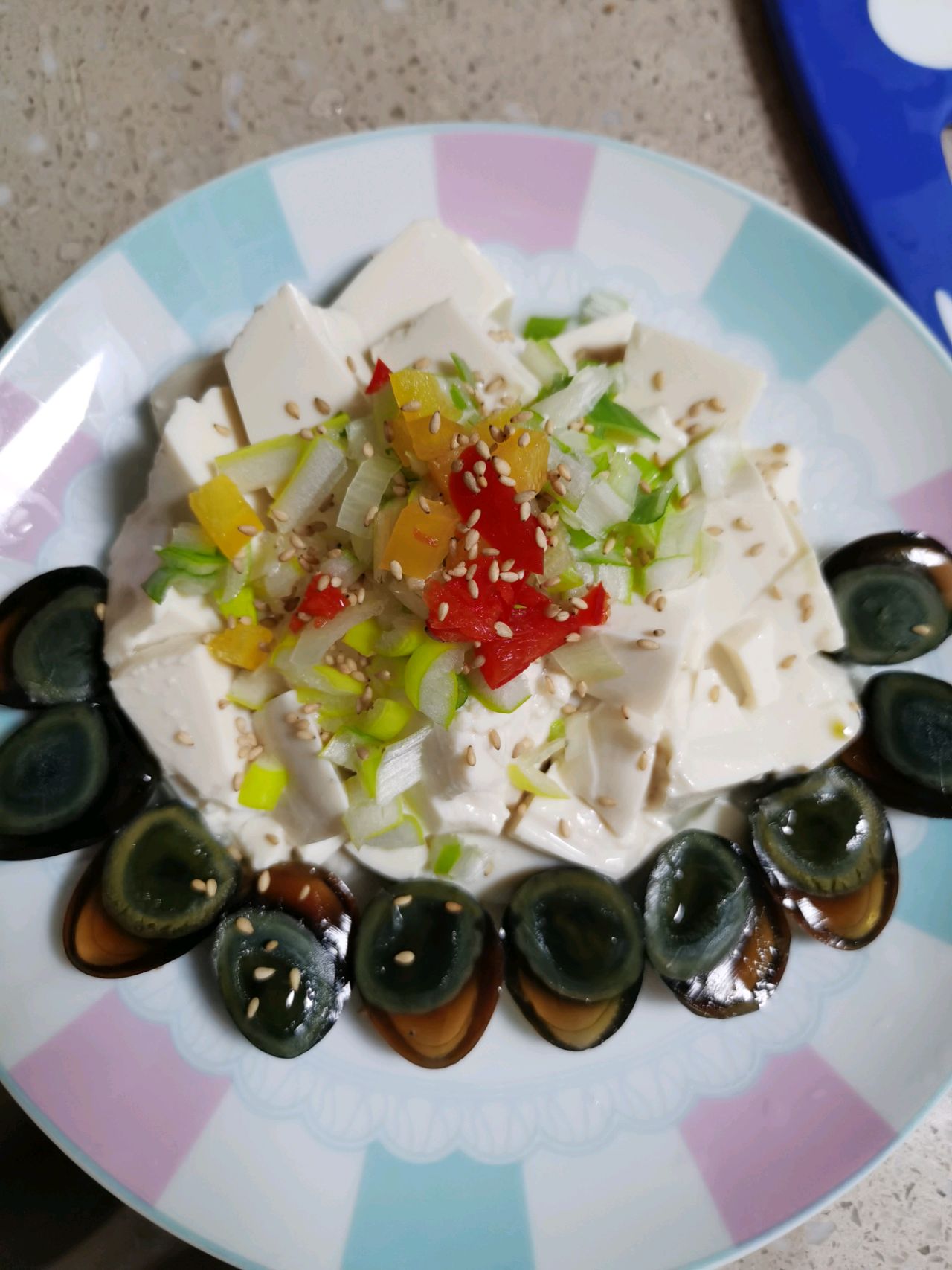 鹌鹑皮蛋拌豆腐