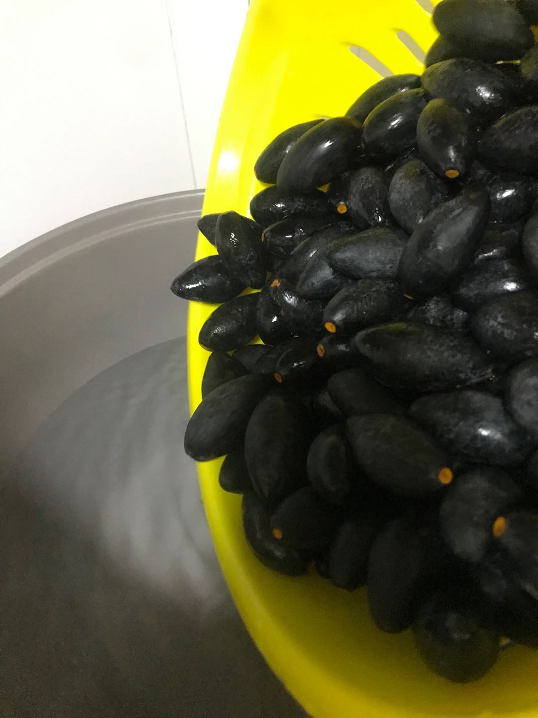 熬制潮汕特色的乌橄榄
