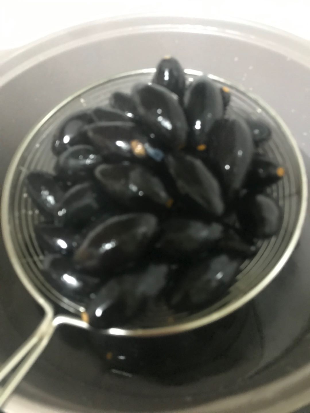 熬制潮汕特色的乌橄榄