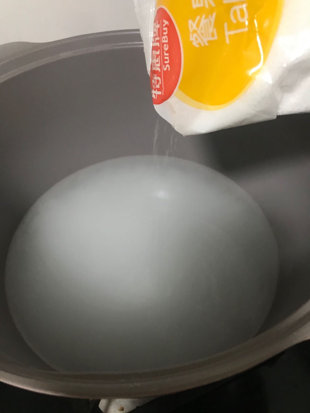 熬制潮汕特色的乌橄榄
