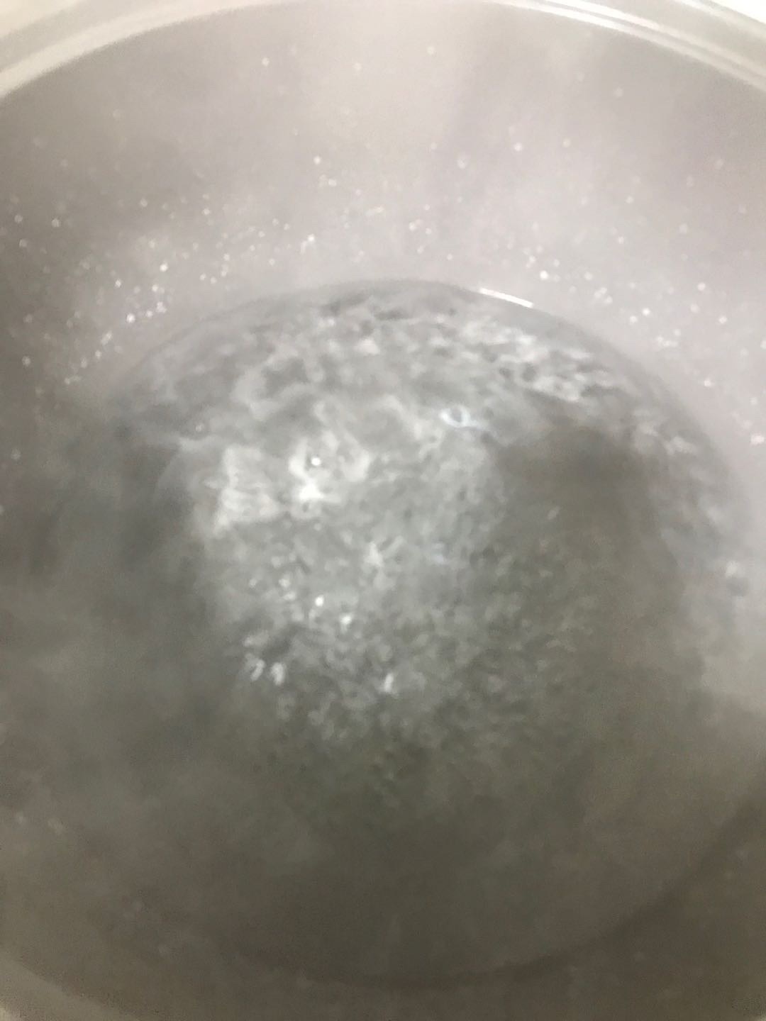 熬制潮汕特色的乌橄榄