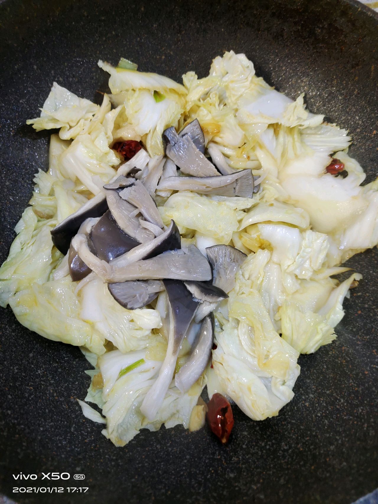 白菜炒鲜蘑