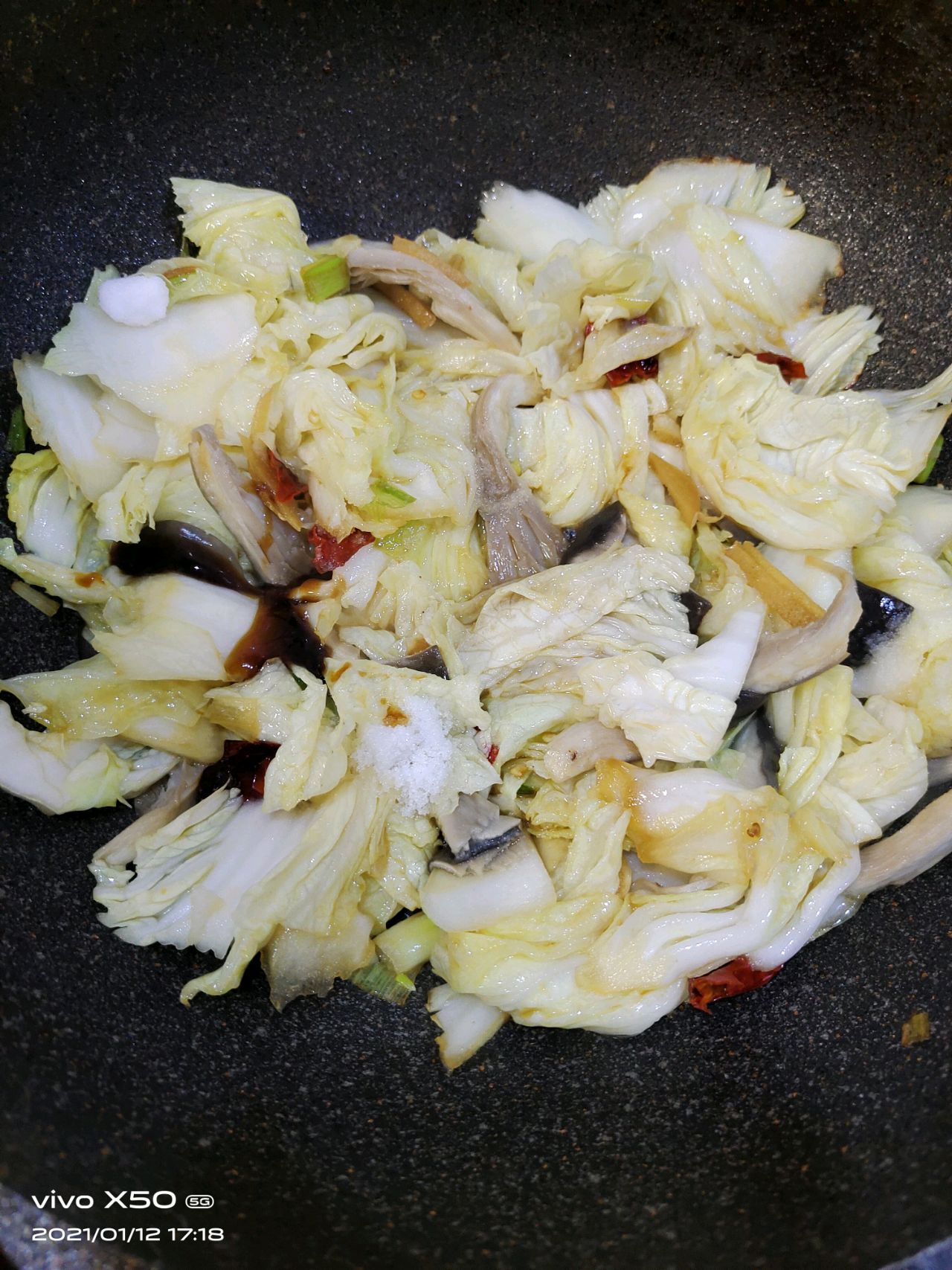 白菜炒鲜蘑