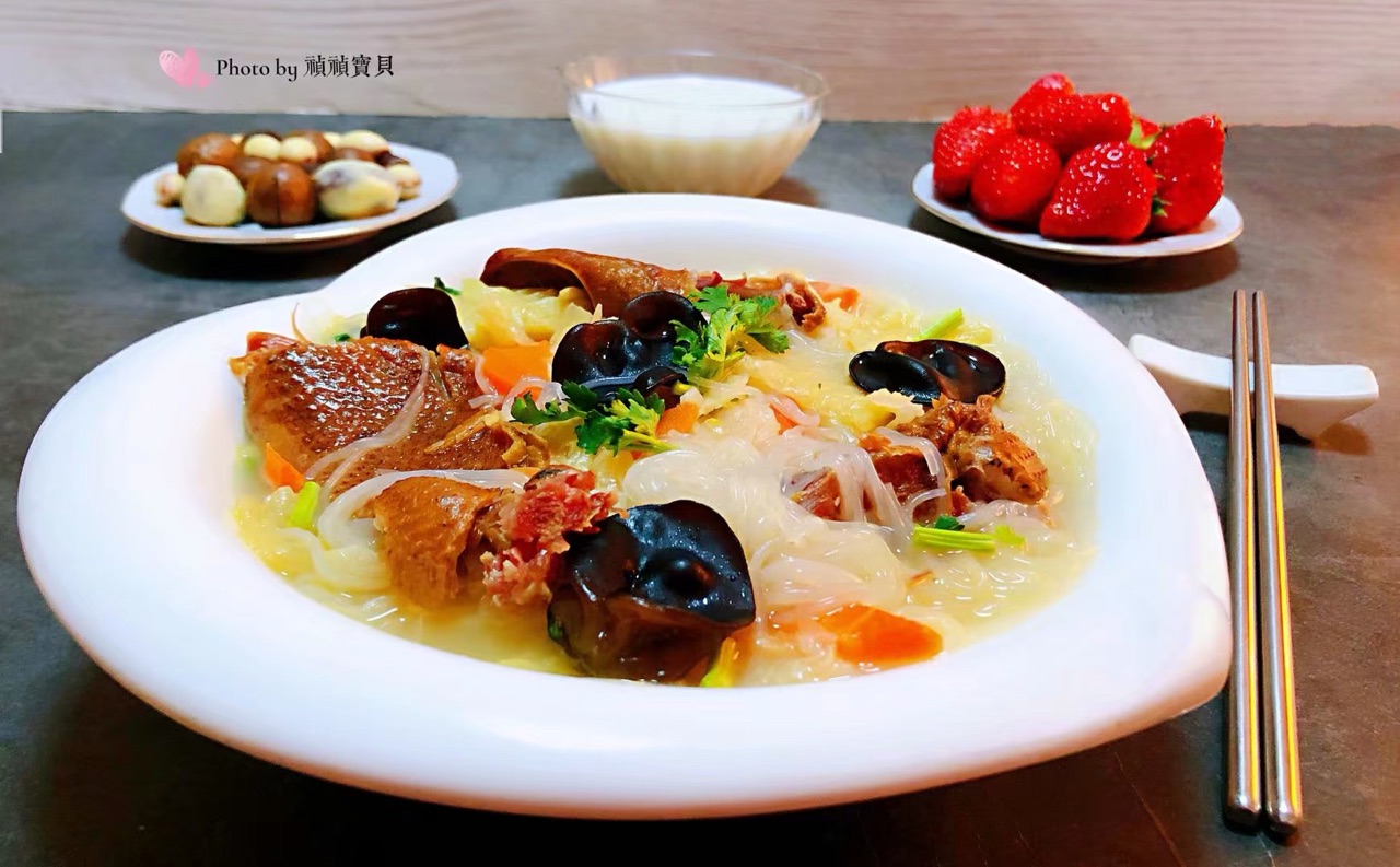 白菜腊鹅木耳粉丝汤