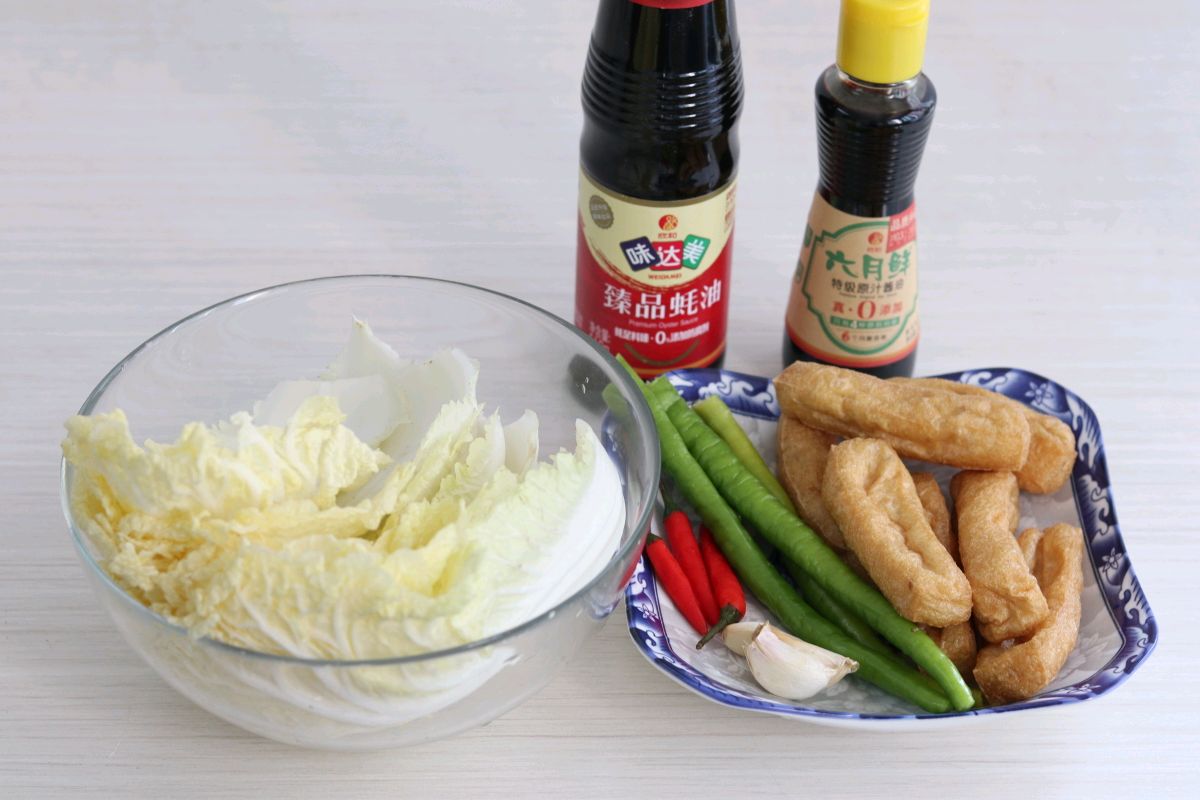 白菜焖油豆腐，简单快手又下饭