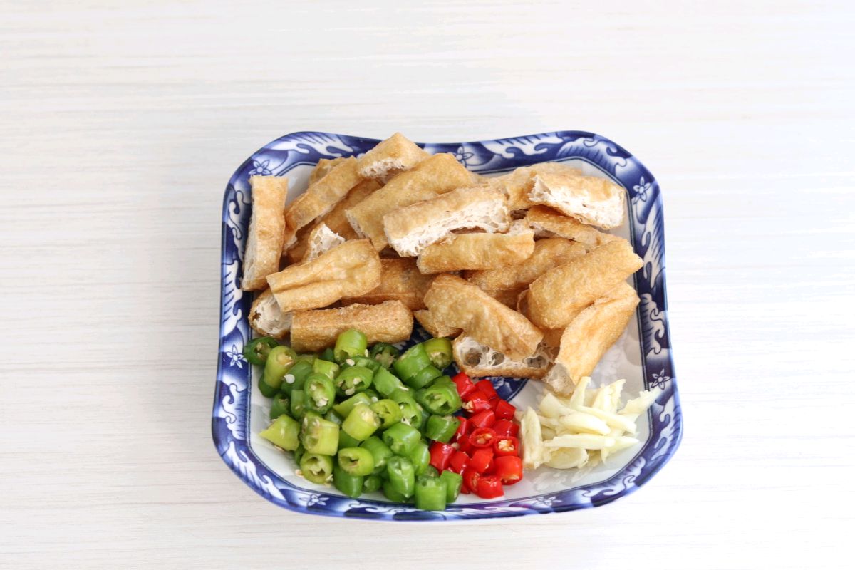 白菜焖油豆腐，简单快手又下饭