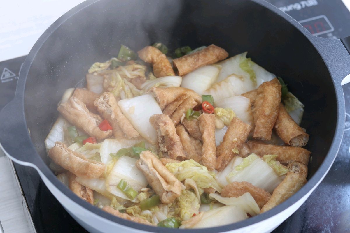 白菜焖油豆腐，简单快手又下饭