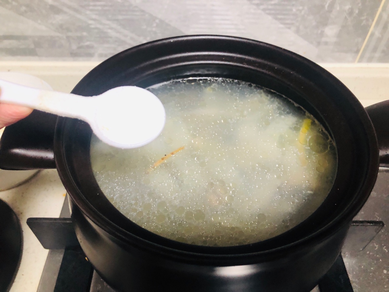 白菜生蚝汤，汤鲜蚝嫩