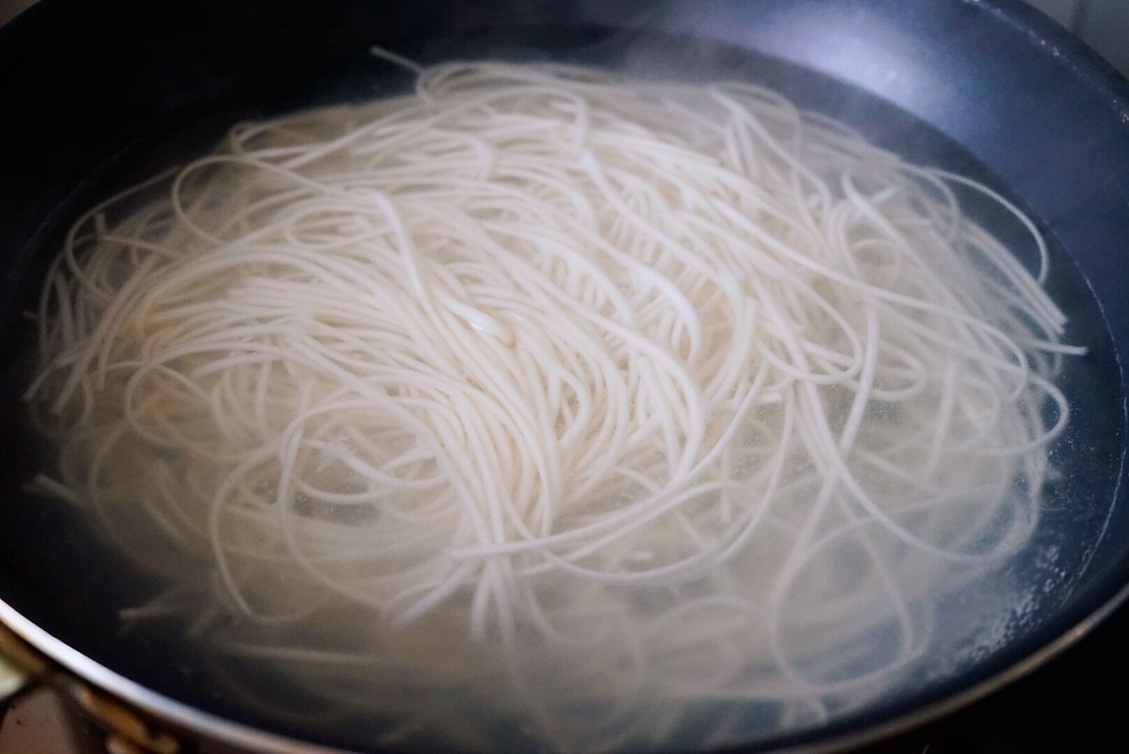 百吃不厌的番茄黑椒香肠炒面