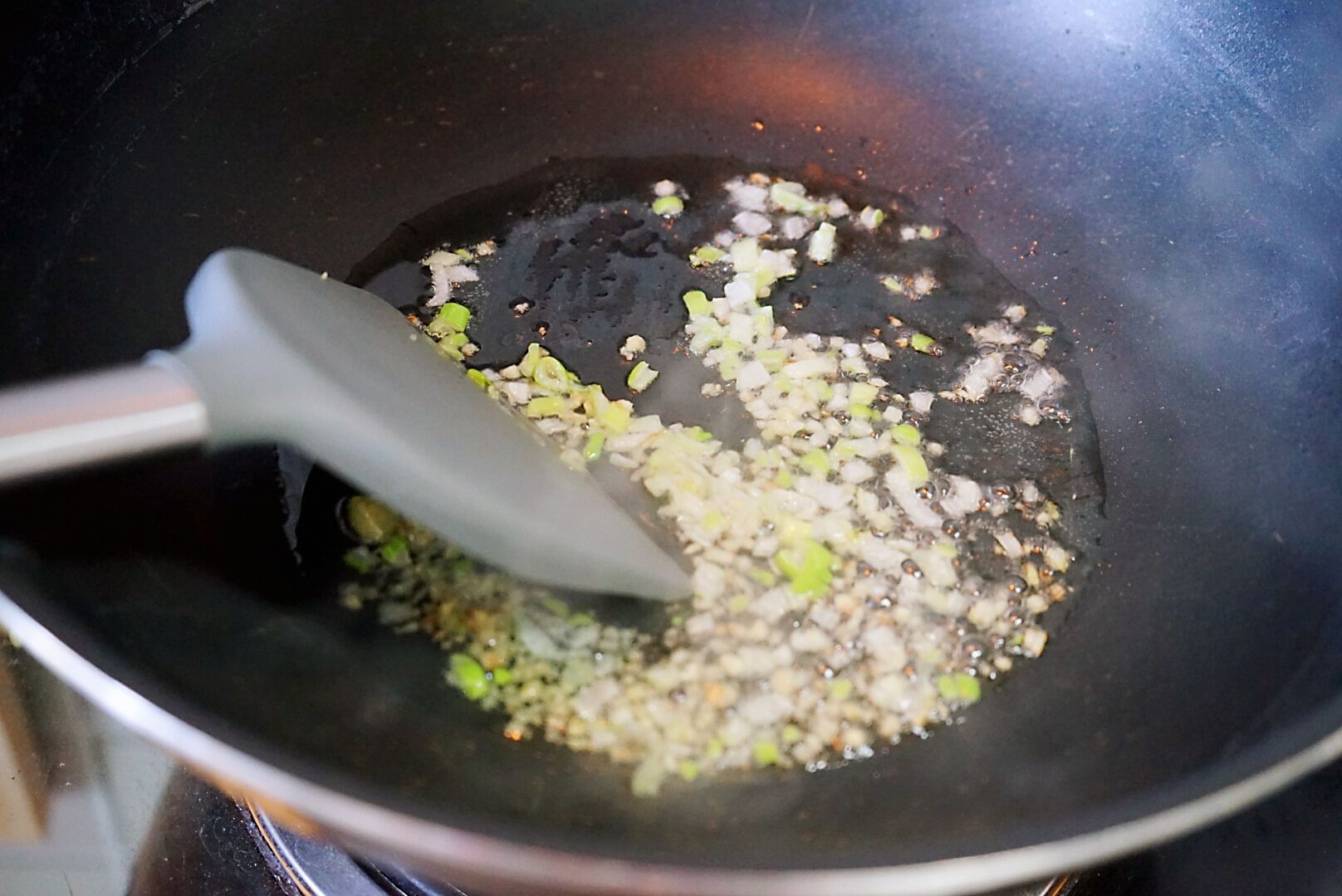 百吃不厌的番茄黑椒香肠炒面
