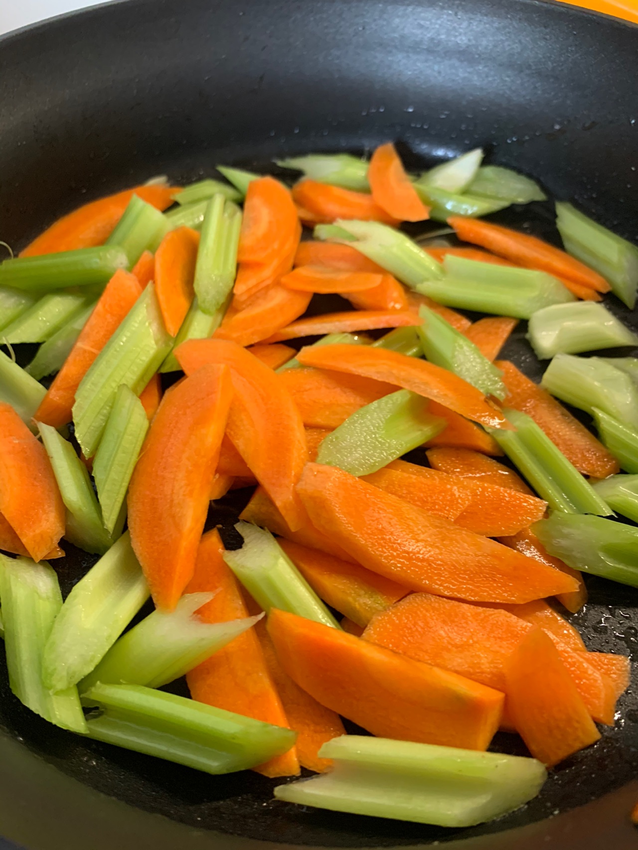 百合腰果荷兰豆胡萝卜炒芹菜