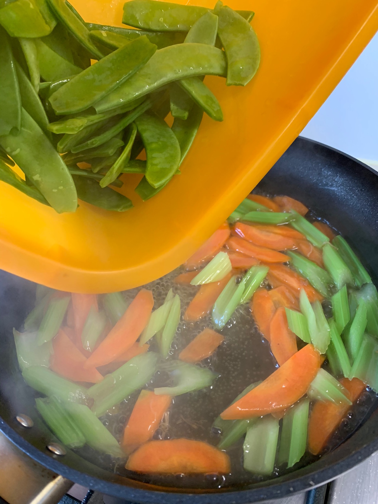 百合腰果荷兰豆胡萝卜炒芹菜