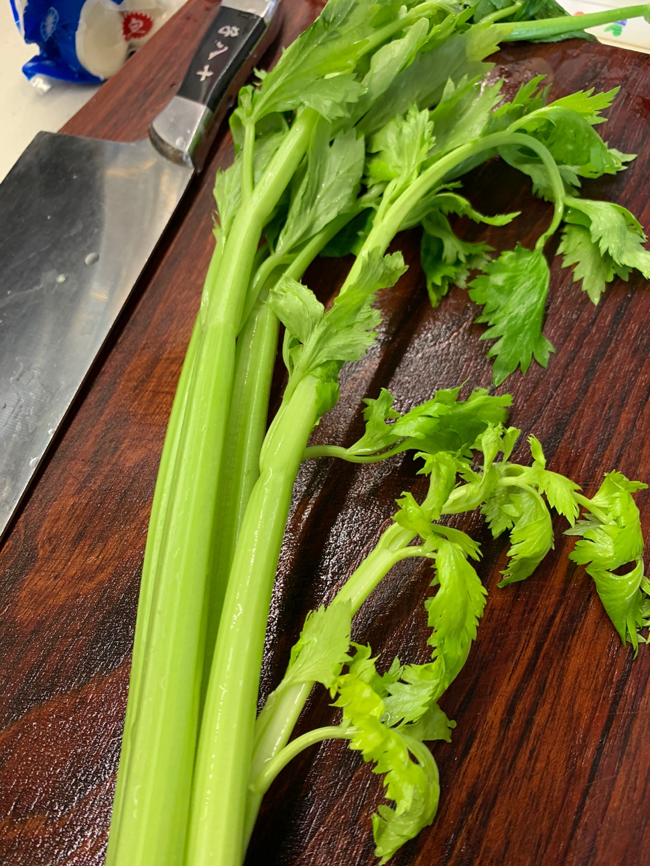百合腰果荷兰豆胡萝卜炒芹菜
