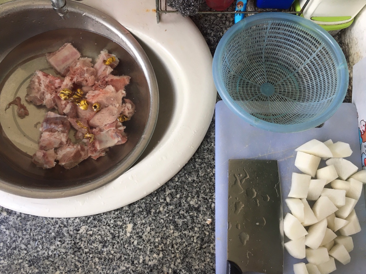 白萝卜石斛排骨汤