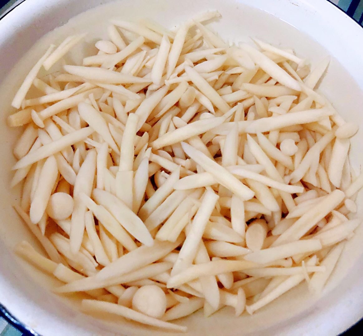 白玉菇辣白菜豆腐丸子汤