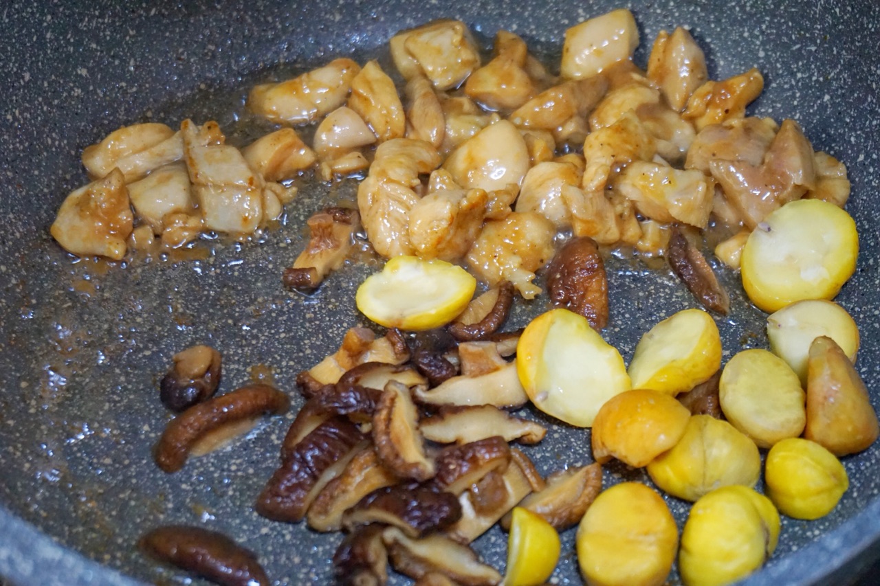 板栗焖鸡饭