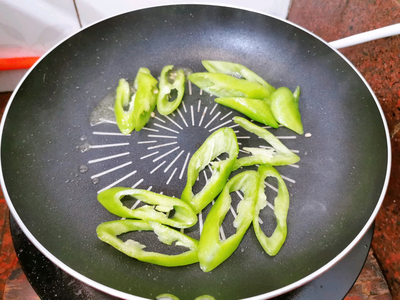 鲍汁蚝油青椒鱿鱼黄金蛋炒饭