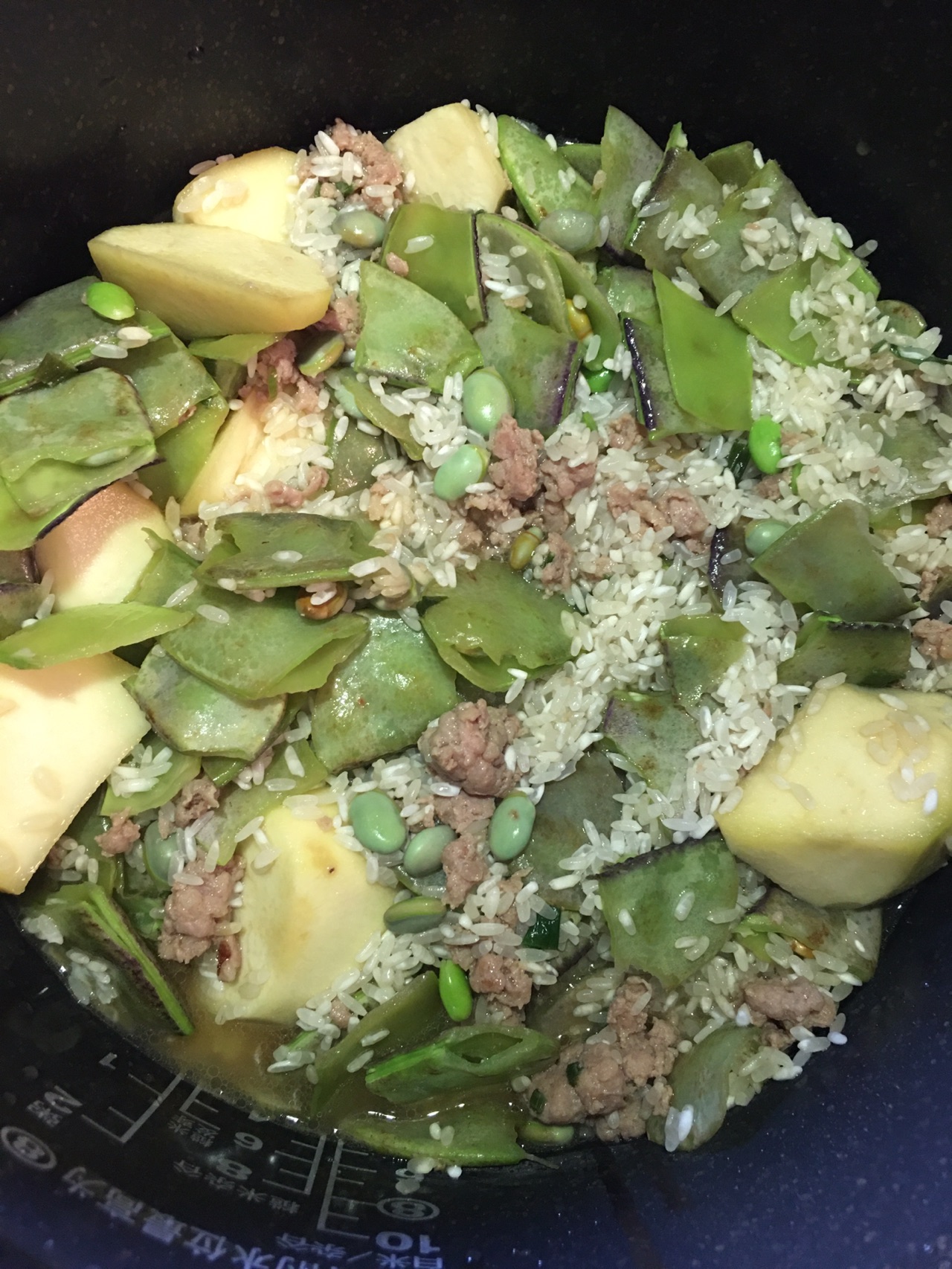扁豆肉末芋头焖饭