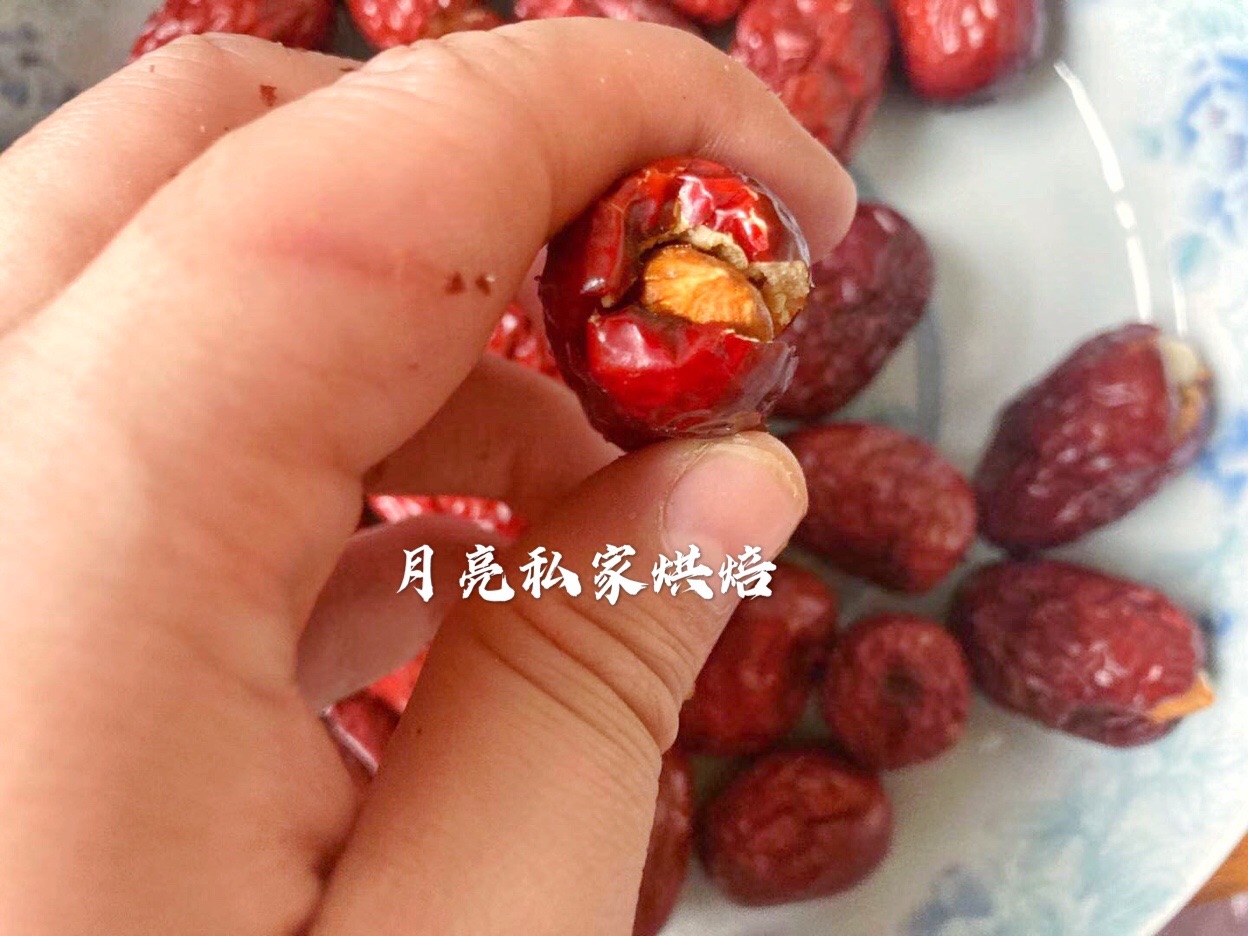 表皮柔软，内陷嘎嘣脆的奶枣