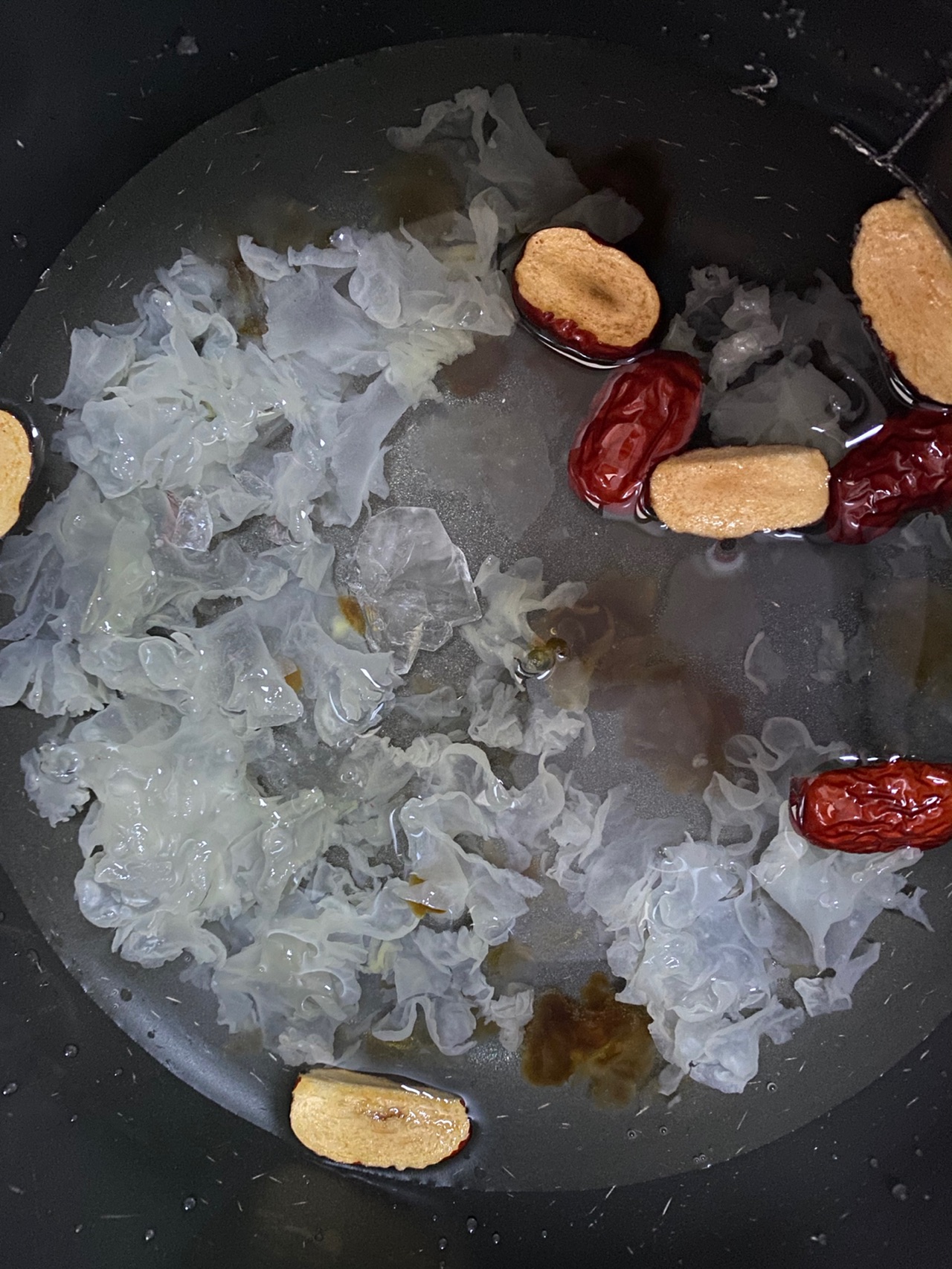 冰糖桃胶银耳大枣