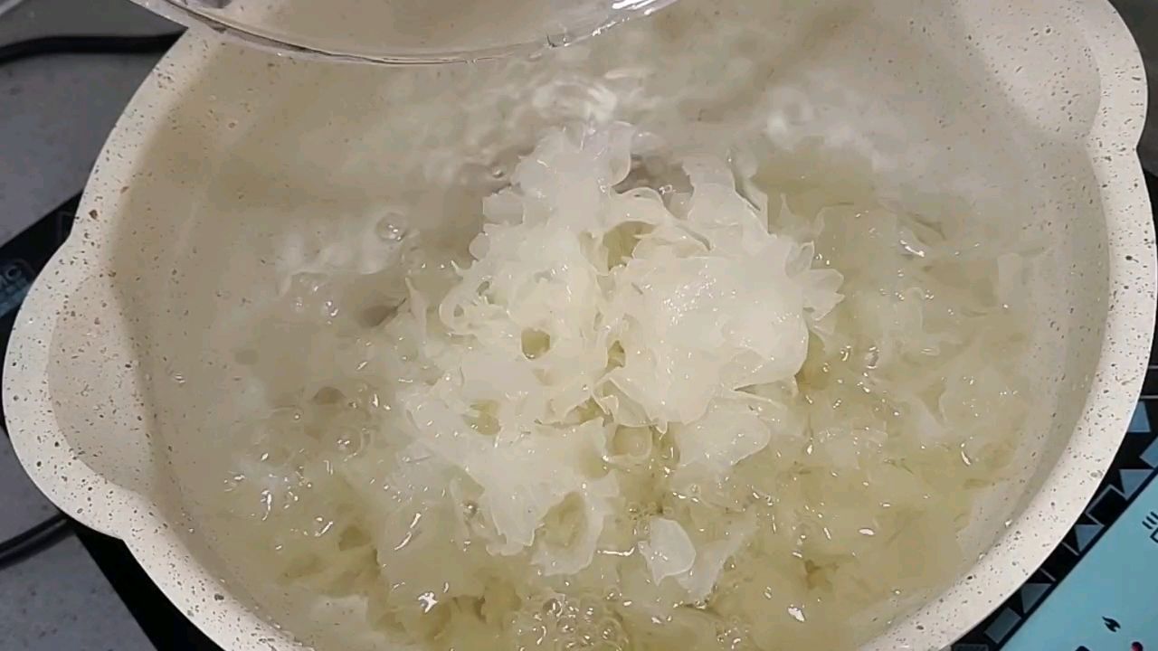 冰糖雪梨银耳羹