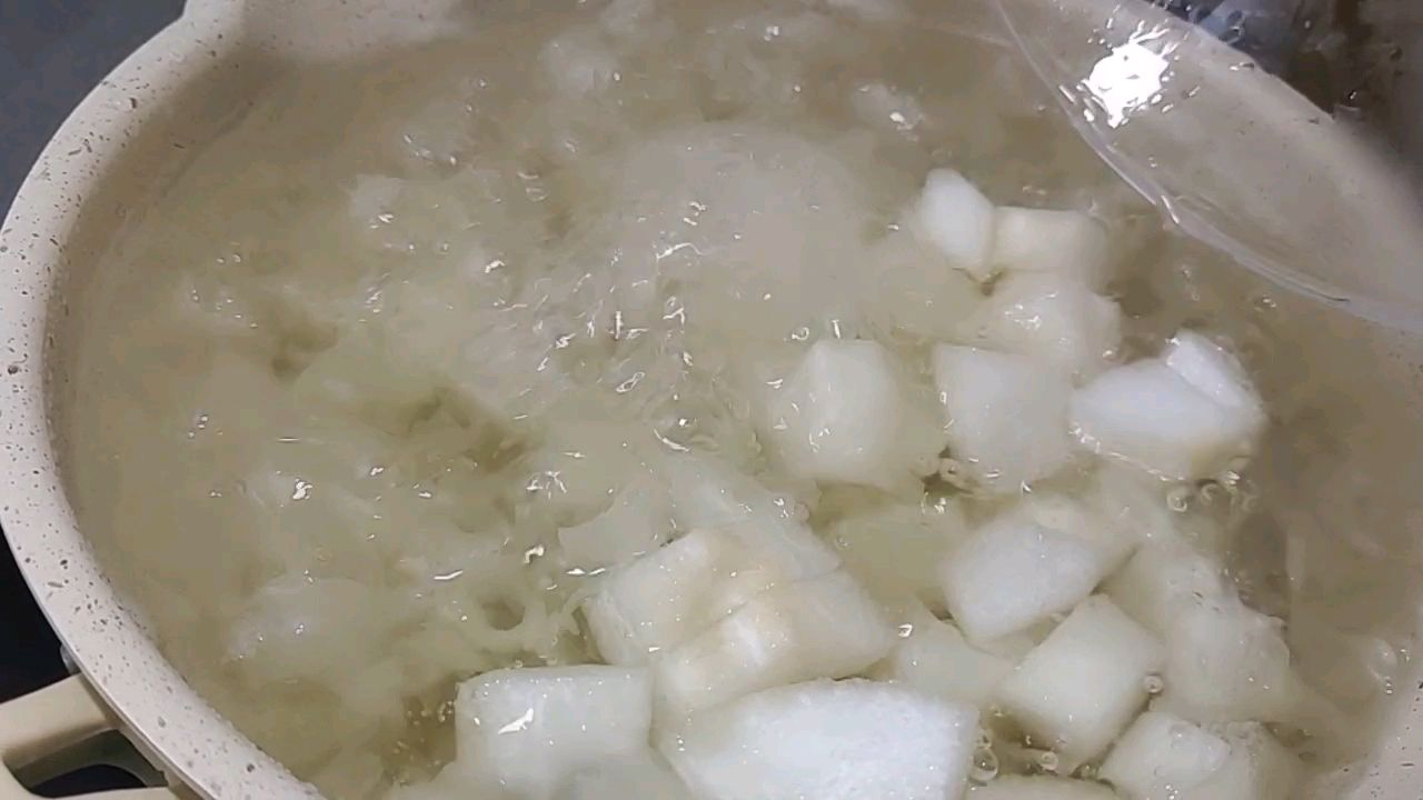 冰糖雪梨银耳羹