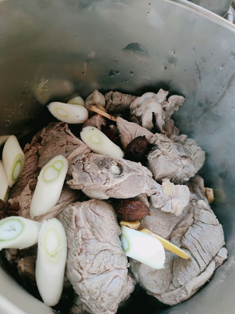 钵钵牛油羊肉煲