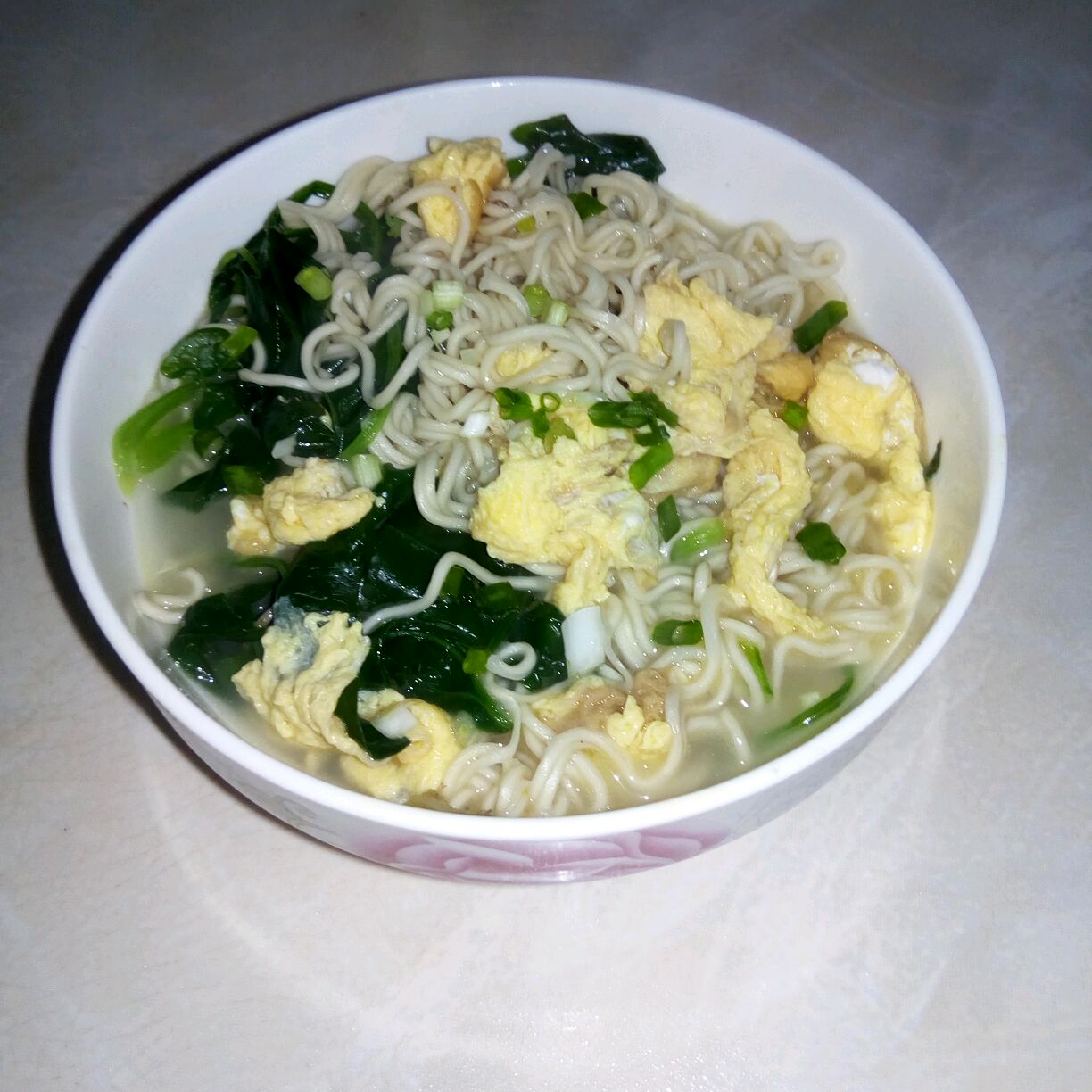 菠菜鸡蛋汤面