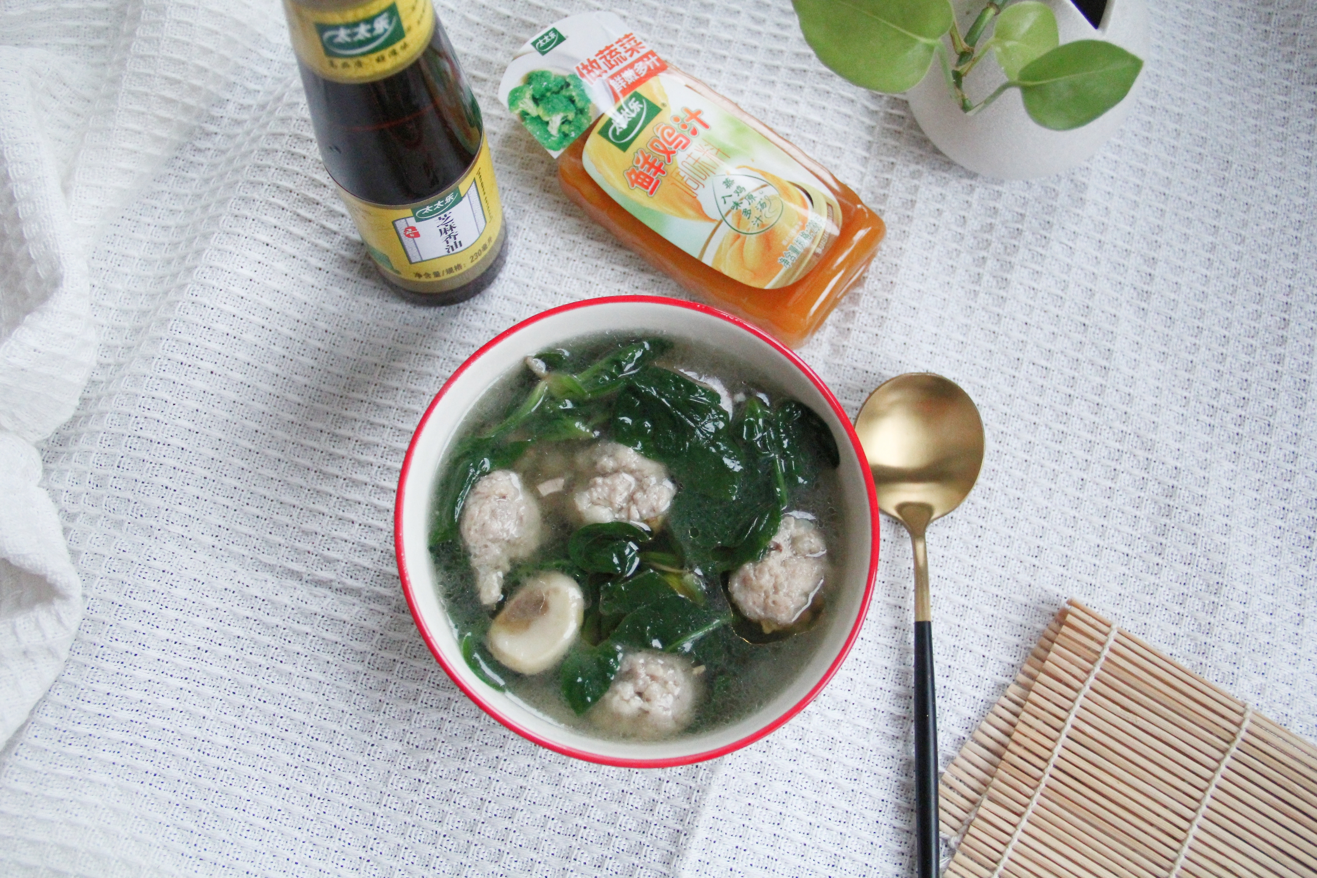菠菜蘑菇肉丸汤