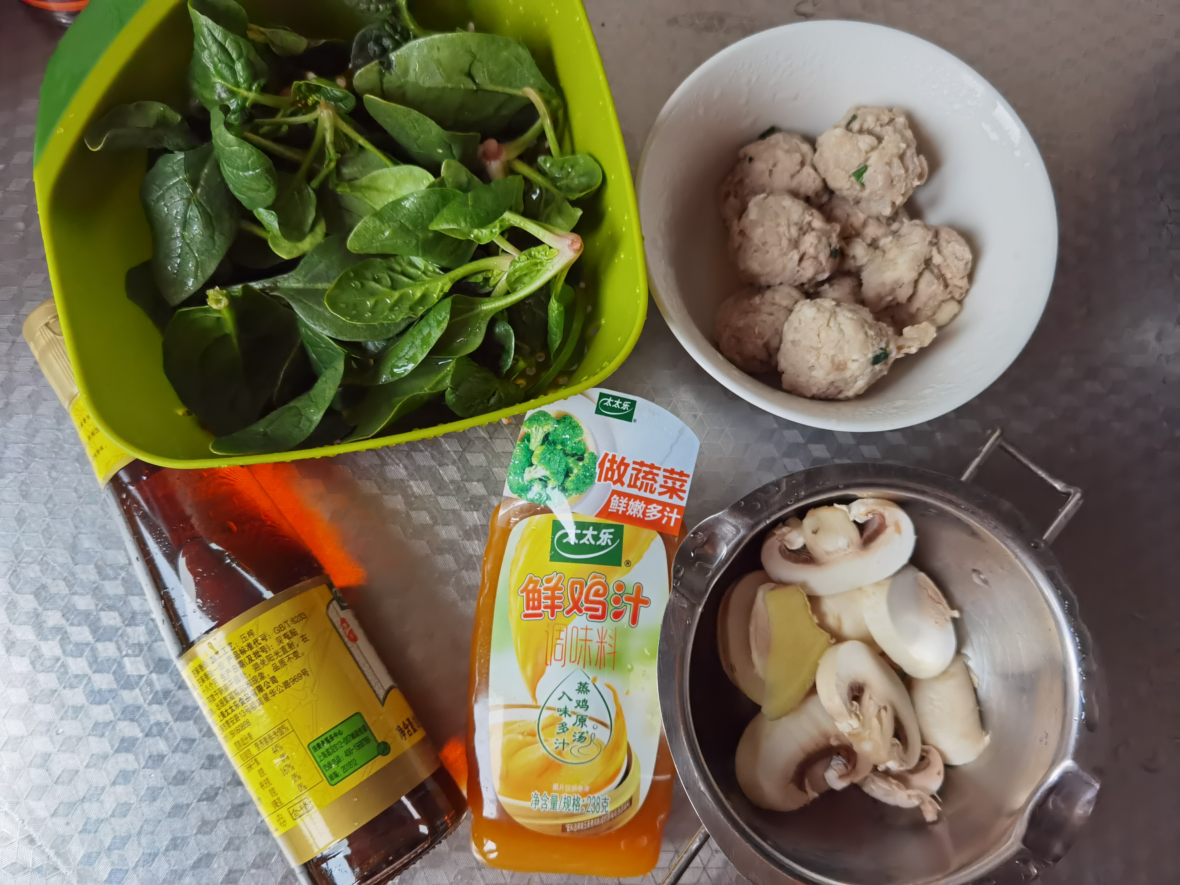 菠菜蘑菇肉丸汤