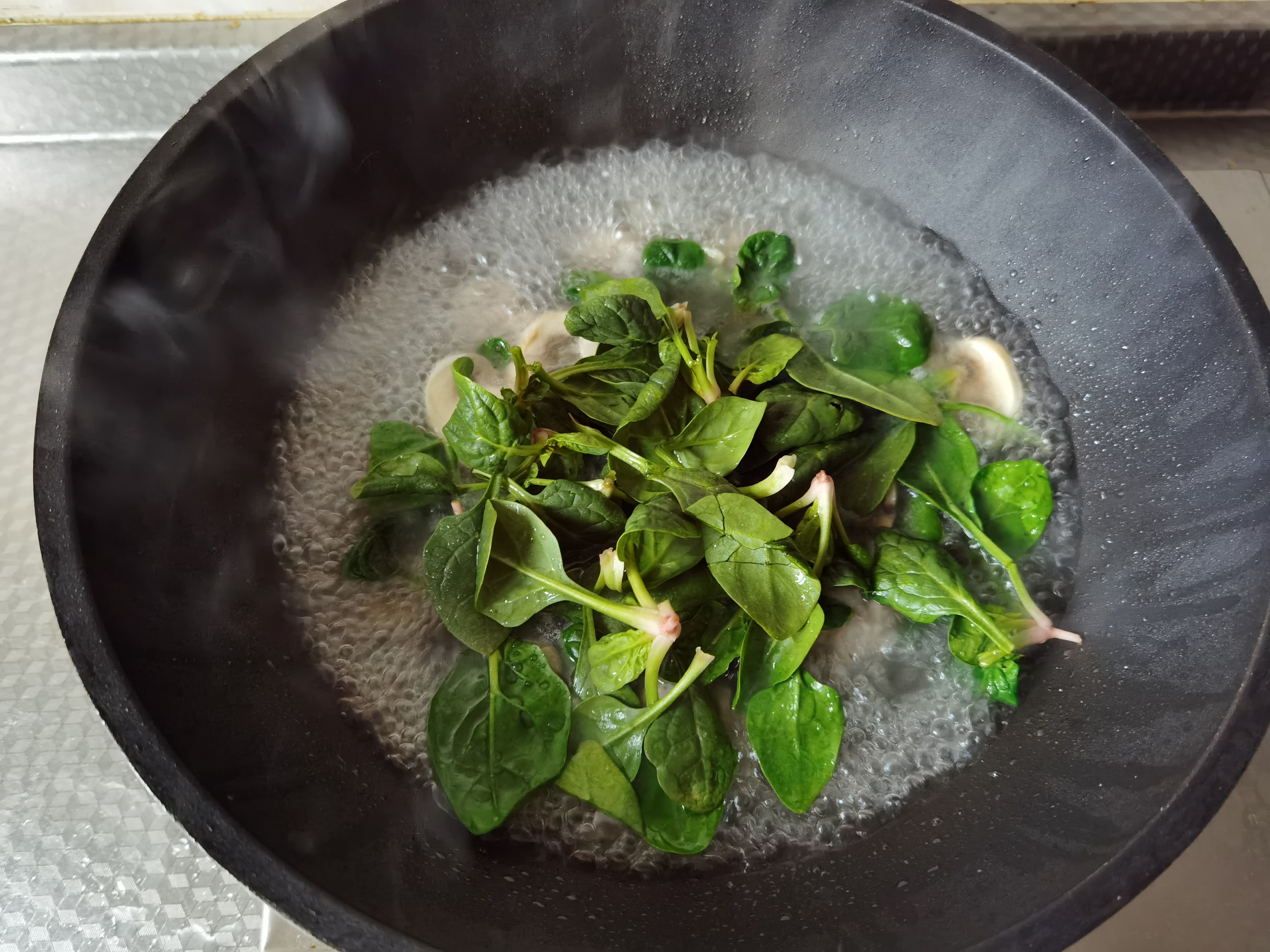 菠菜蘑菇肉丸汤