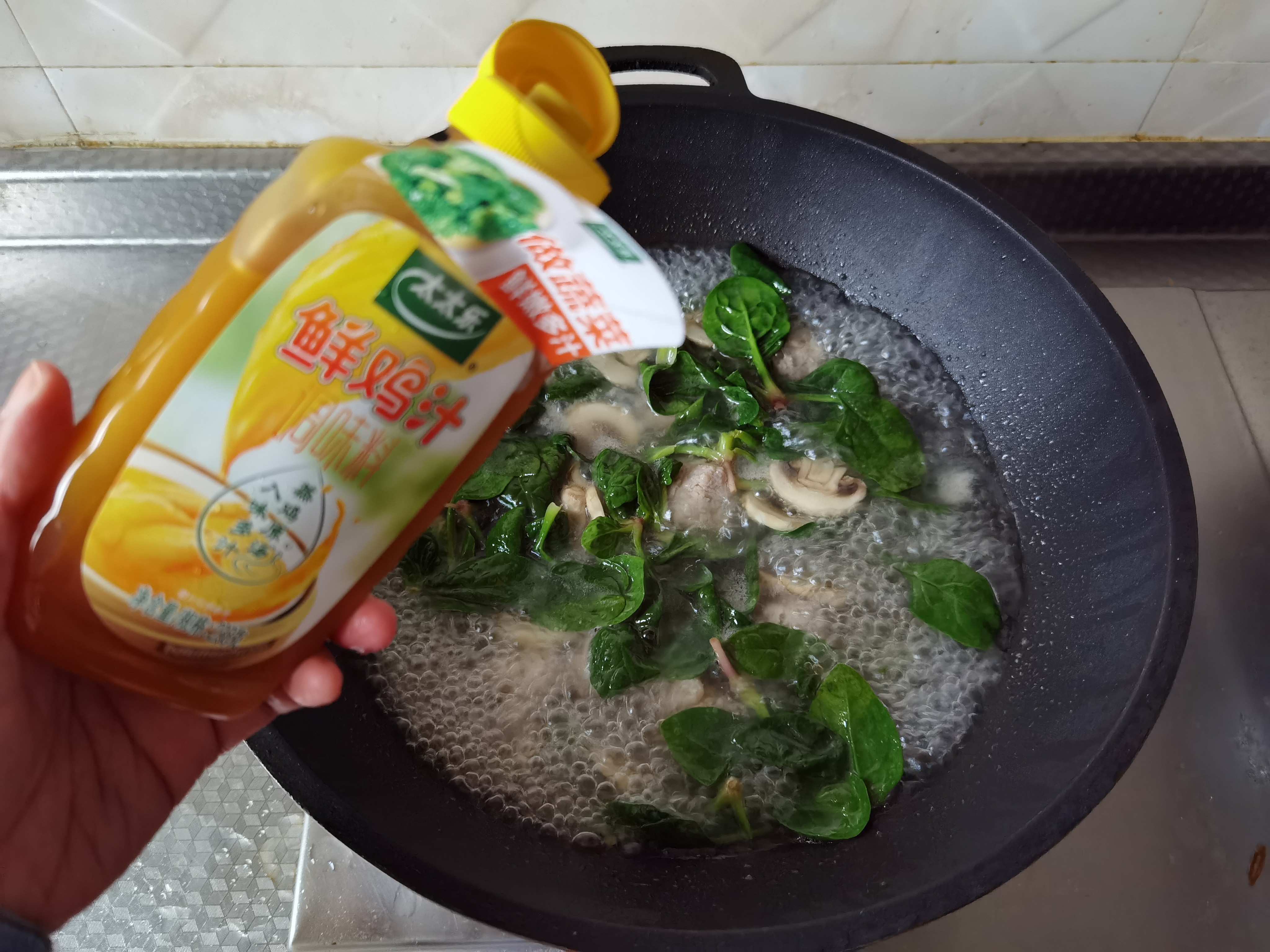 菠菜蘑菇肉丸汤