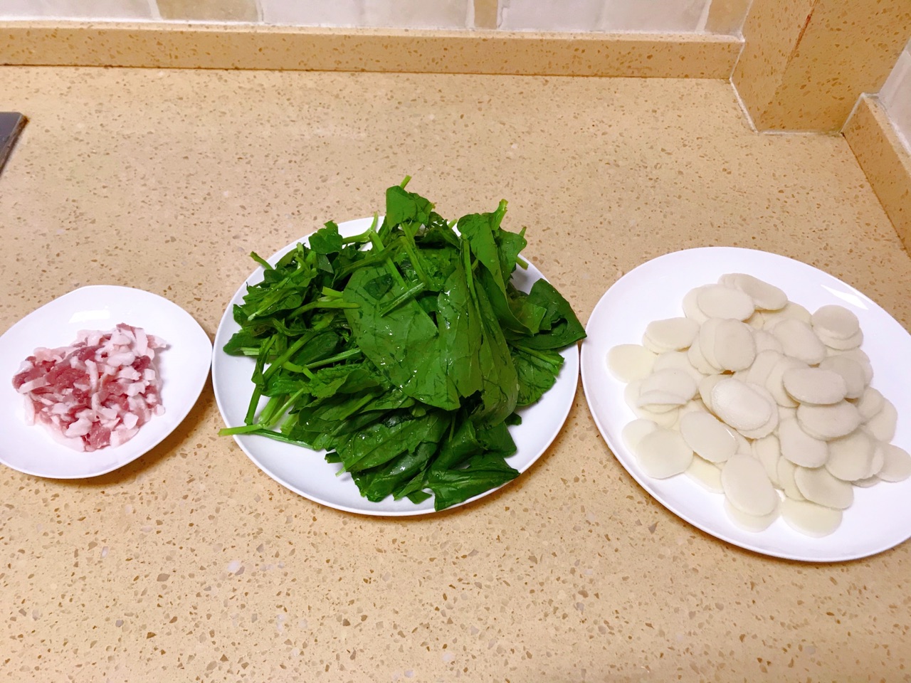 菠菜肉丝炒年糕